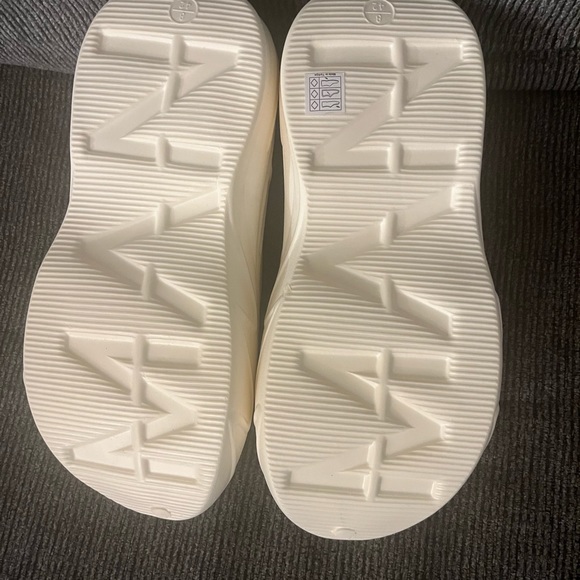 Slides/croc like slides/ slip ons - Picture 4 of 5